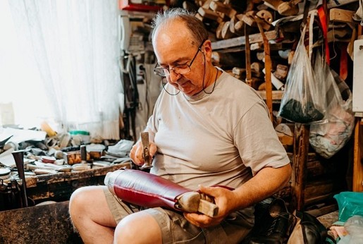 Hogyan készül egy valódi kézműves keményszárú csizma?